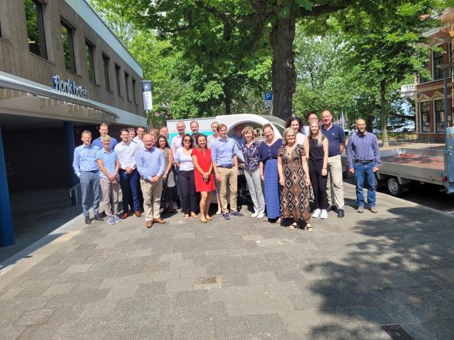 The Project consortium representatives in front of a hydrogen driven cargo bike from RytleX, provided by the project partner Bremer Mineralölhandel (BMÖ). Picture: OLEC e.V.