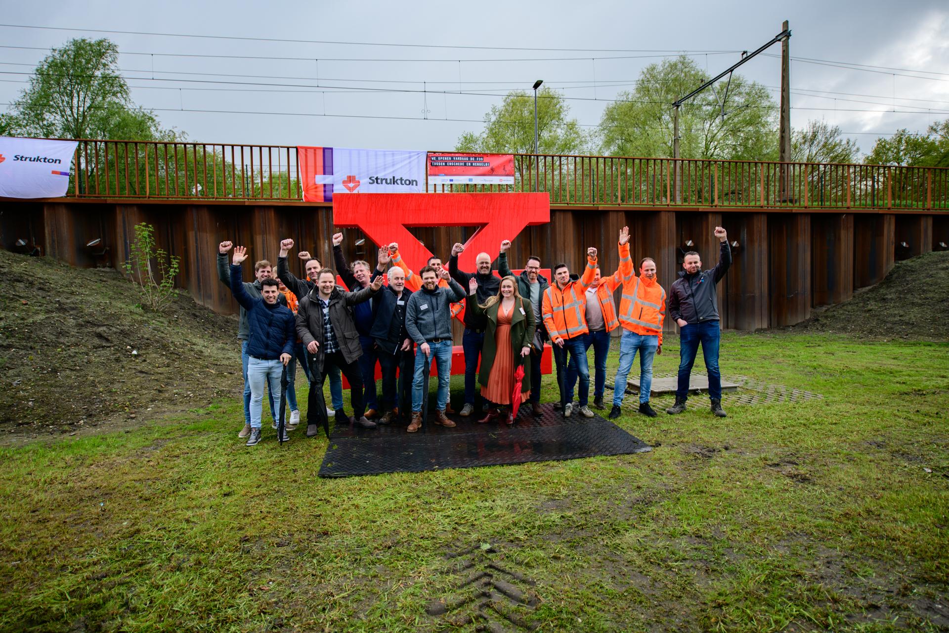 Figure 2: Innaguration of the final section of the F35 cycle highway between Enschede station and Hengelo station, photo by Koos Mavrakis on behalf of the municipality of Enschede. 