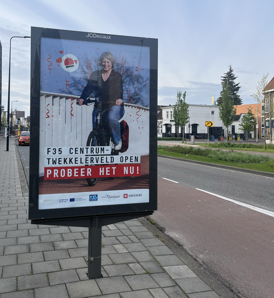 Figure 3: Street sign in the City of Enschede celebrating the opening of the final section of the F35 cycle highway between Enschede station and Hengelo station. 