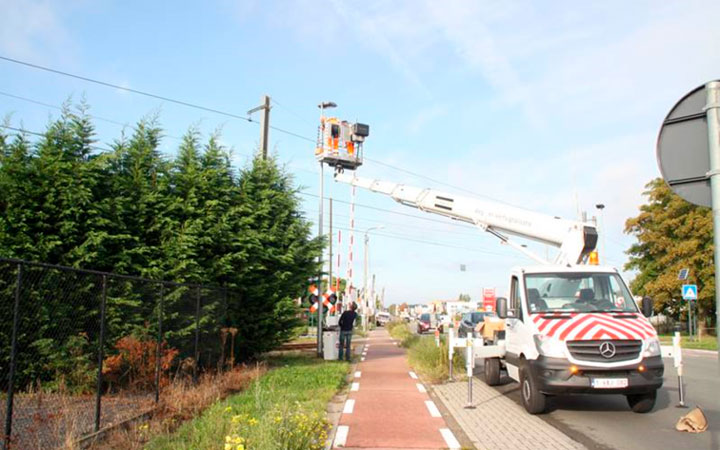 A car with a crane next to the roadside.