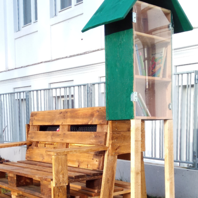 A mobile bench and bookshelf created by school children in Bremen