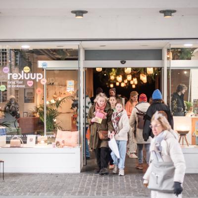 Rekuup shop front with costumers