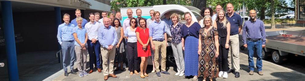 The Project consortium representatives in front of a hydrogen driven cargo bike from RytleX, provided by the project partner Bremer Mineralölhandel (BMÖ). Picture: OLEC e.V.